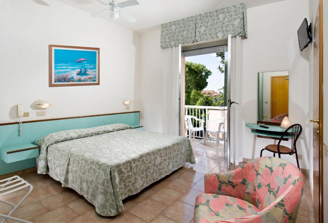 Hotel Casadei Римини Екстериор снимка