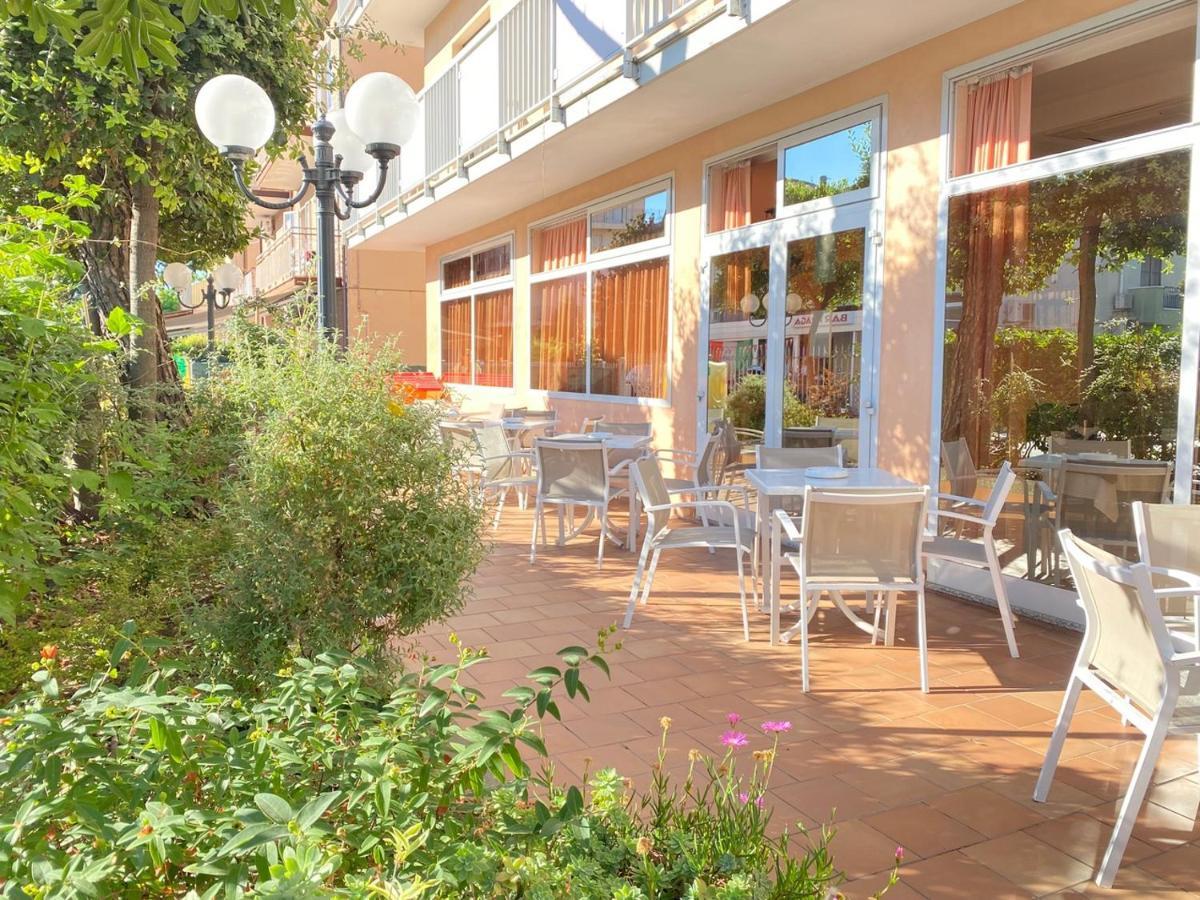 Hotel Casadei Римини Екстериор снимка