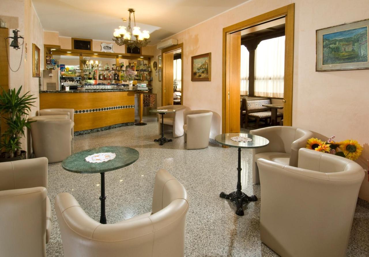 Hotel Casadei Римини Екстериор снимка