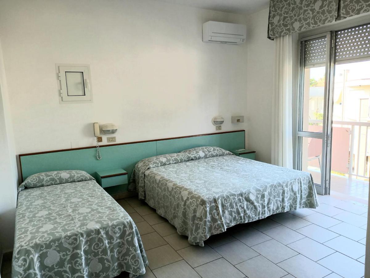 Hotel Casadei Римини Екстериор снимка