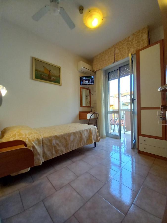 Hotel Casadei Римини Екстериор снимка