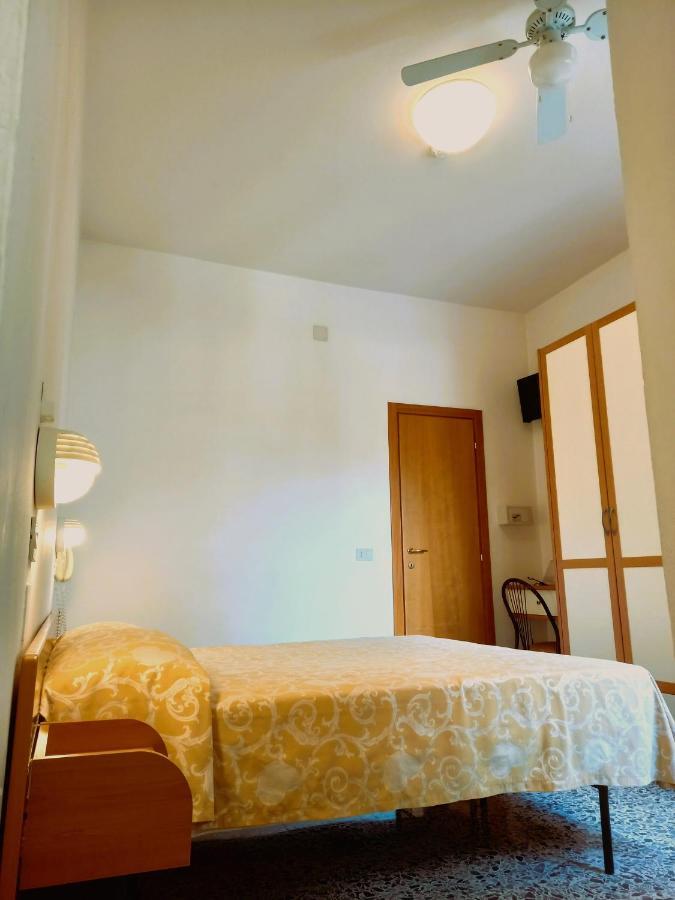 Hotel Casadei Римини Екстериор снимка